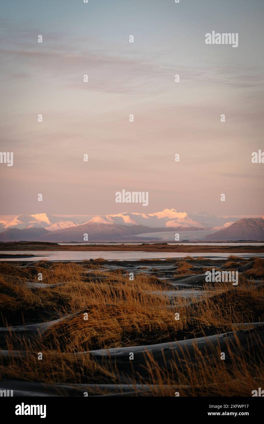 Malerische Aussicht auf Berge und Meer gegen Himmel bei Sonnenuntergang Stockfoto