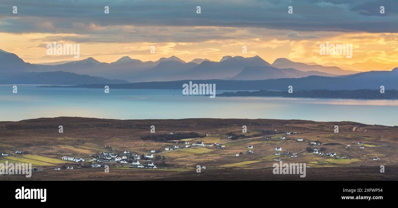 Dorf Staffin mit Blick über den Sound of Raasay. Trottenish Peninsula, Isle of Skye, Innere Hebriden, Schottland, Großbritannien. Januar 2014. Stockfoto