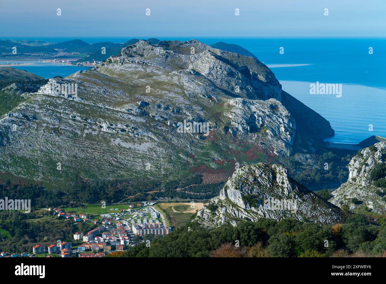 Mount Candina und das Kantabrische Meer von Mount Cerredo, Montana Oriental costera, Castro Urdiales, Kantabrien, Spanien. November 2011. Stockfoto