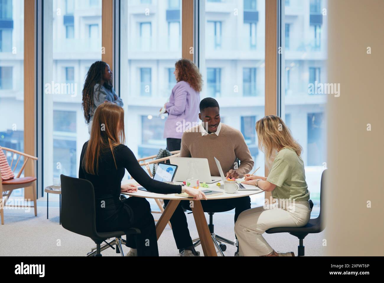 Multirassische Unternehmenskollegen diskutieren Ideen im Büro Stockfoto