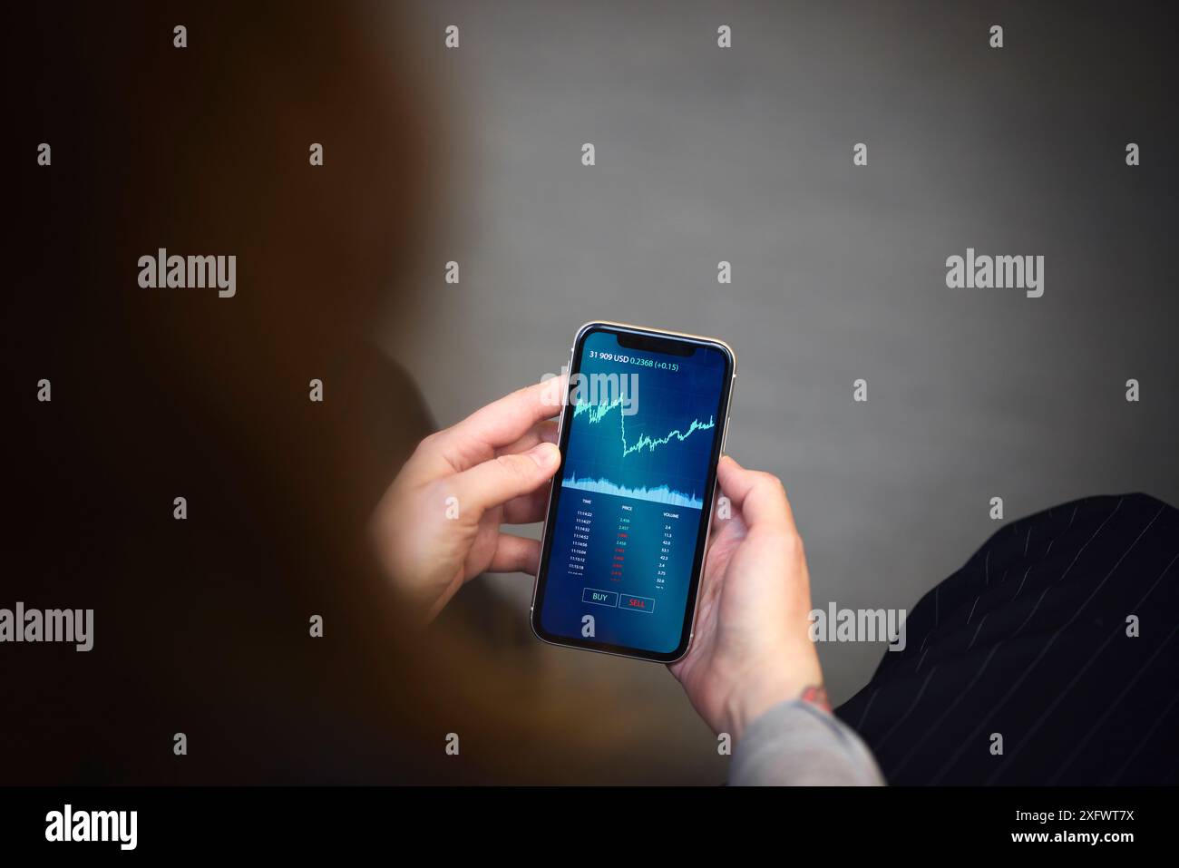 Zugeschnittenes Bild einer Geschäftsfrau, die Diagramme auf dem Mobiltelefon analysiert Stockfoto