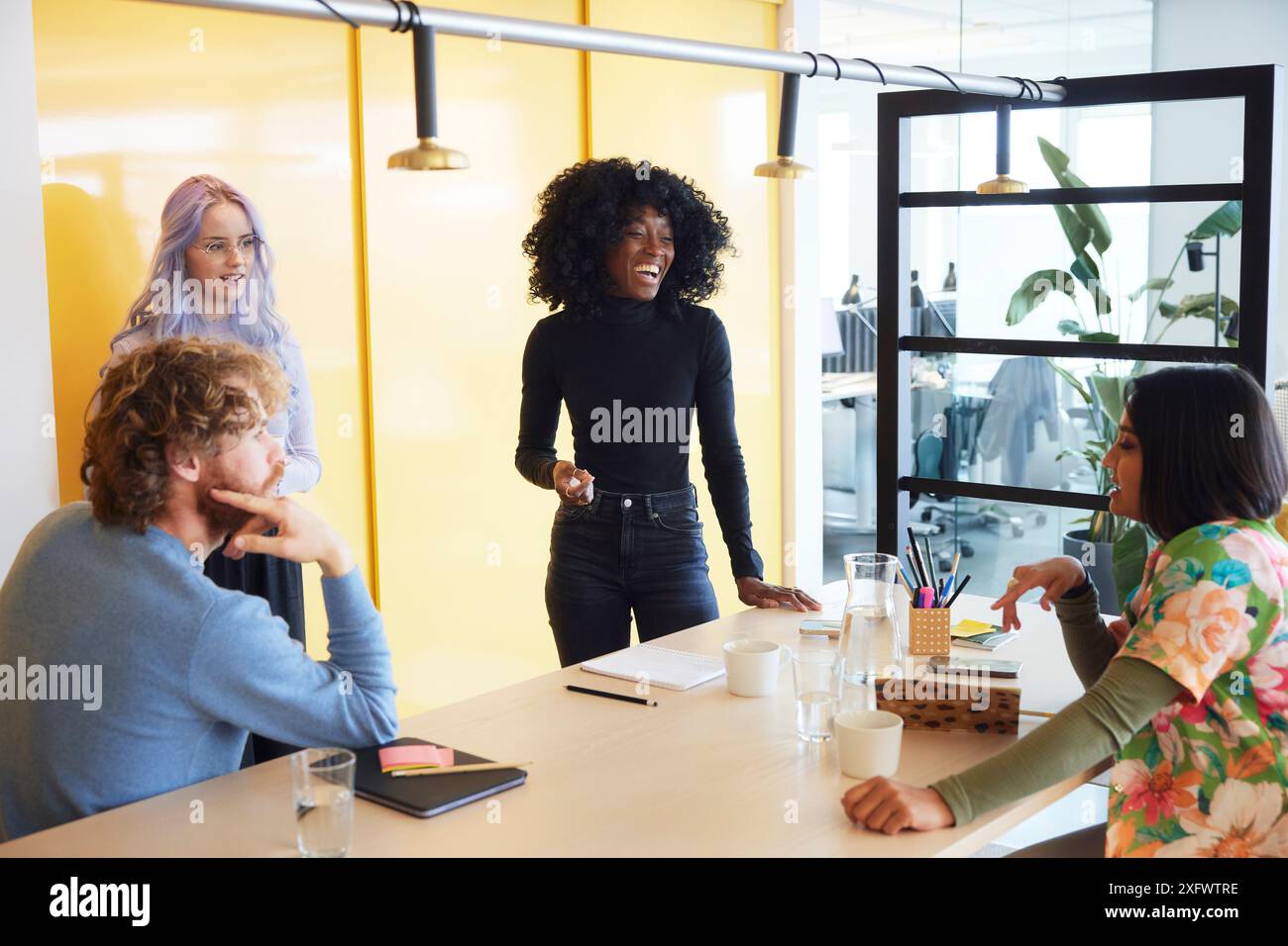Multirassische Kollegen diskutieren Ideen im Amt Stockfoto