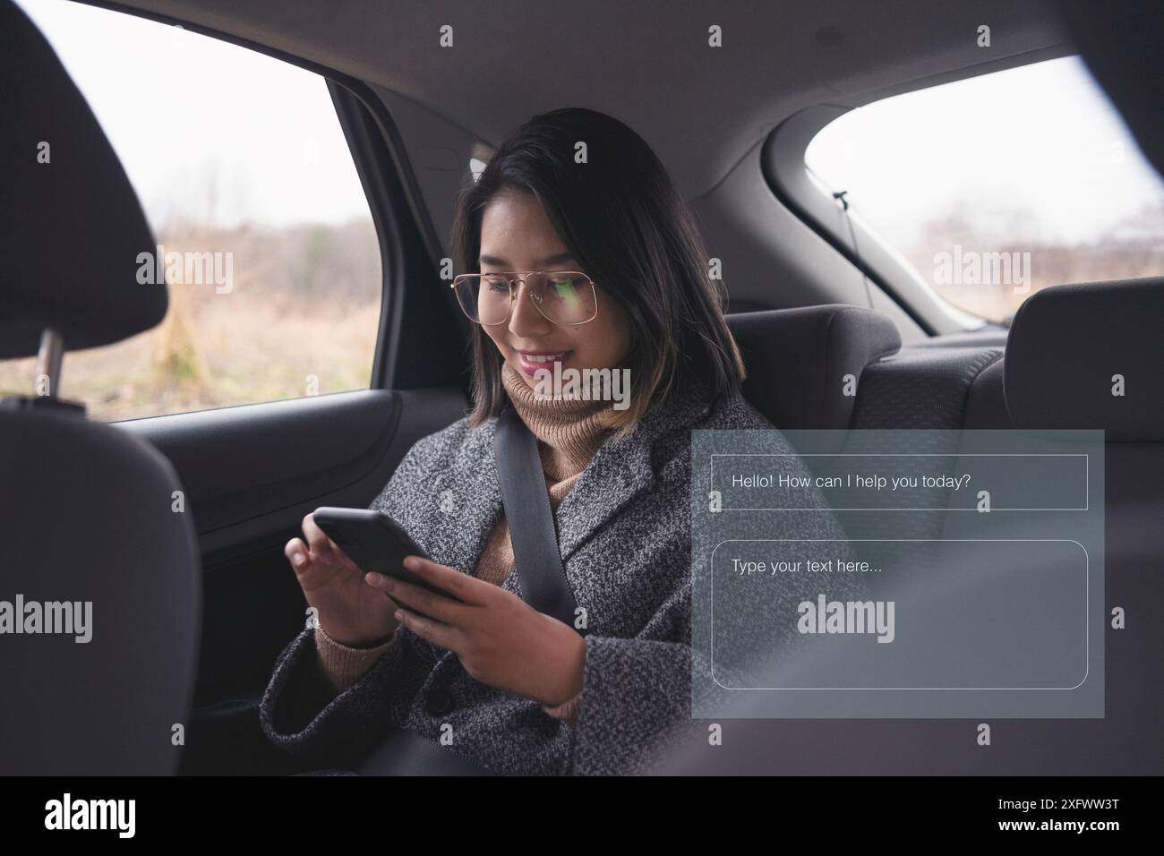 KI-Chatbot hilft jungen Frauen, die im Auto sitzen Stockfoto