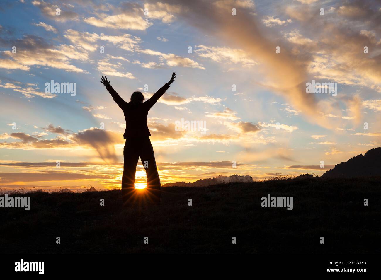 Wanderer über dem Konstanz Pass bei Sonnenuntergang im Olympic National Park. Washington, USA. August. Stockfoto