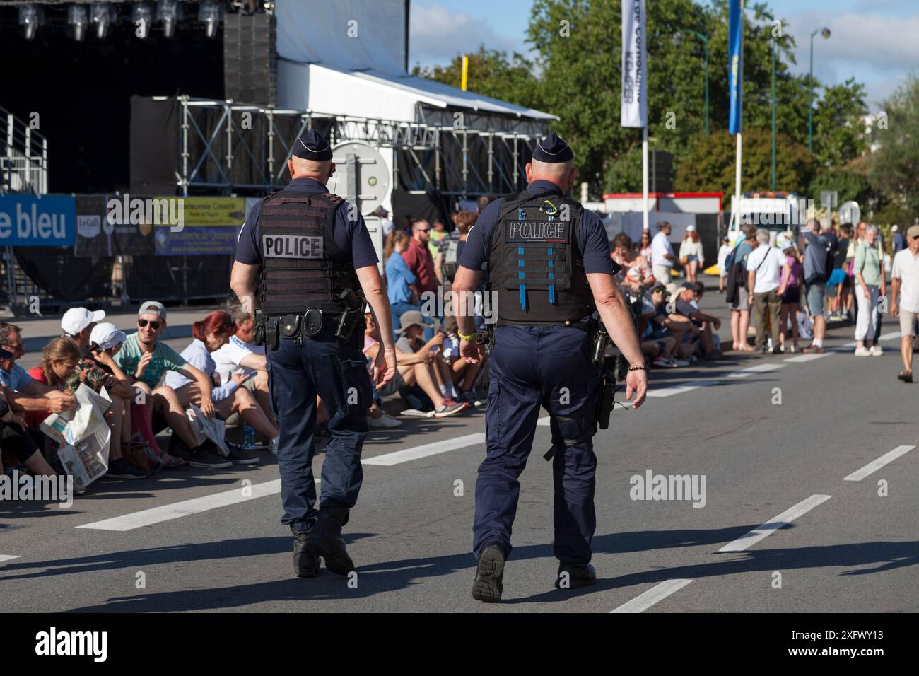 Quimper, Frankreich - 24 2022. Juli: Zwei Beamte der Police Nationale patrouillieren während des Cornouaille-Festivals im Stadtzentrum. Stockfoto