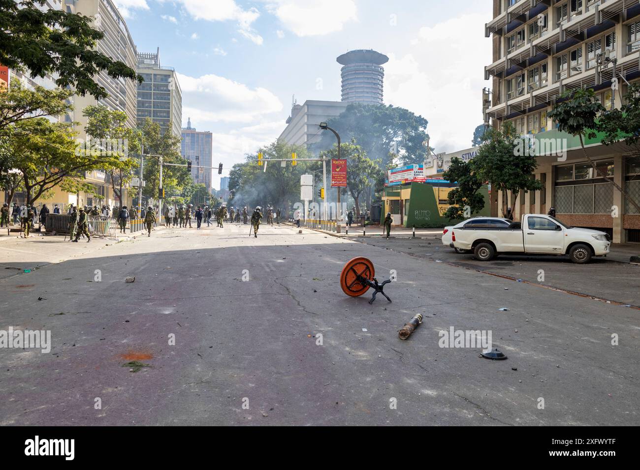 Nairobi, Kenia - 25. Juni 2024. Als die Polizei und Demonstranten tagelang kämpften, während Tausende gegen das Finanzgesetz protestierten Stockfoto