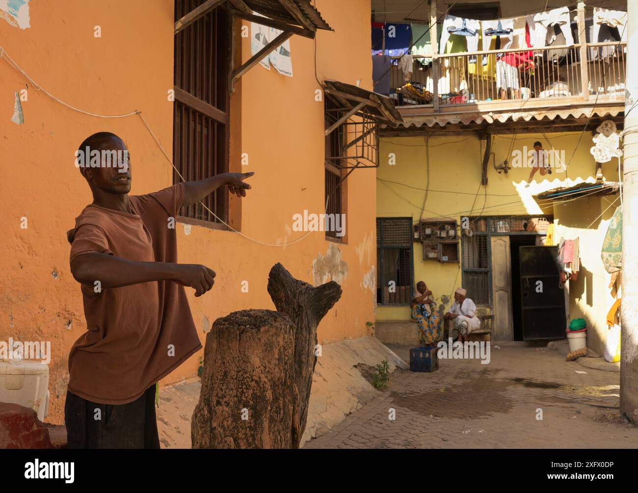 Ein Bewohner von Mombasa gibt Wegbeschreibungen und weist den Weg zu einem interessanten Ort in der Altstadt. Kenia Stockfoto