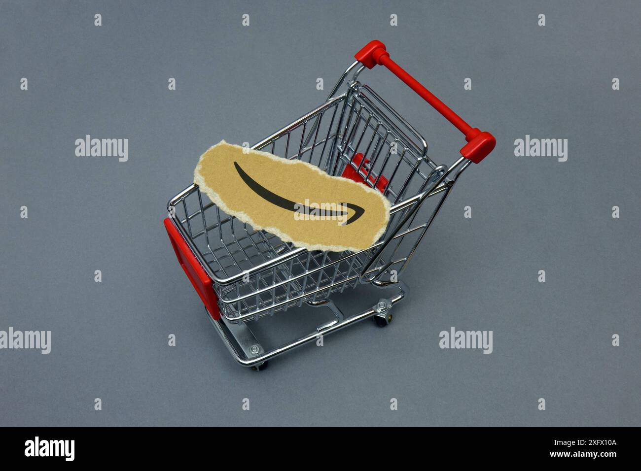 Einkaufswagen mit Symbol von Amazon, 03.07.2024, Borkwalde, Brandenburg, auf einem Einkaufwagen befindet sich das Symbol von Amazon. *** Warenkorb mit Symbol von Amazon Warenkorb mit Symbol von Amazon, 03 07 2024, Borkwalde, Brandenburg, auf einem Einkaufswagen ist das Symbol von Amazon Stockfoto