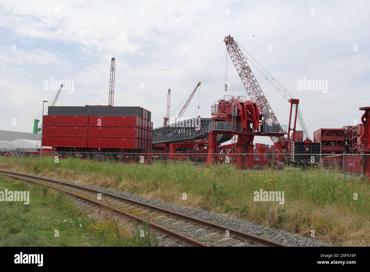 Ein Industriegelände mit großen Kränen und Teilen von Turmkränen zum Heben und Transportieren schwerer Gegenstände Stockfoto