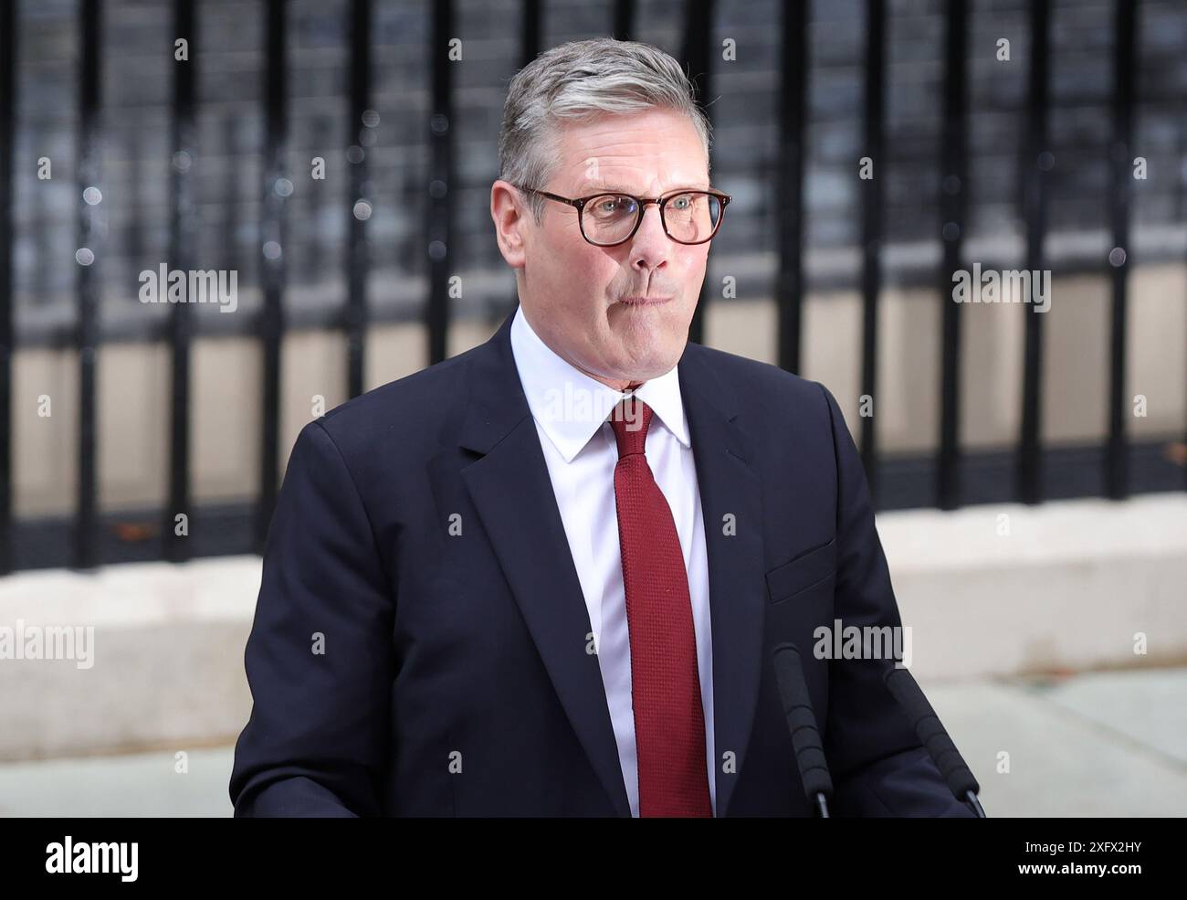 London, Großbritannien. Juli 2024. Der neu ernannte britische Premierminister Sir Keir Starmer hält seine erste Rede vor der Nation vor der Downing Street 10 in London am Freitag, den 05. Juli 2024. Sir Keir Starmer und die Labour Party gewannen eine der größten Mehrheit in der britischen politischen Geschichte. Foto: Hugo Philpott/UPI Credit: UPI/Alamy Live News Stockfoto