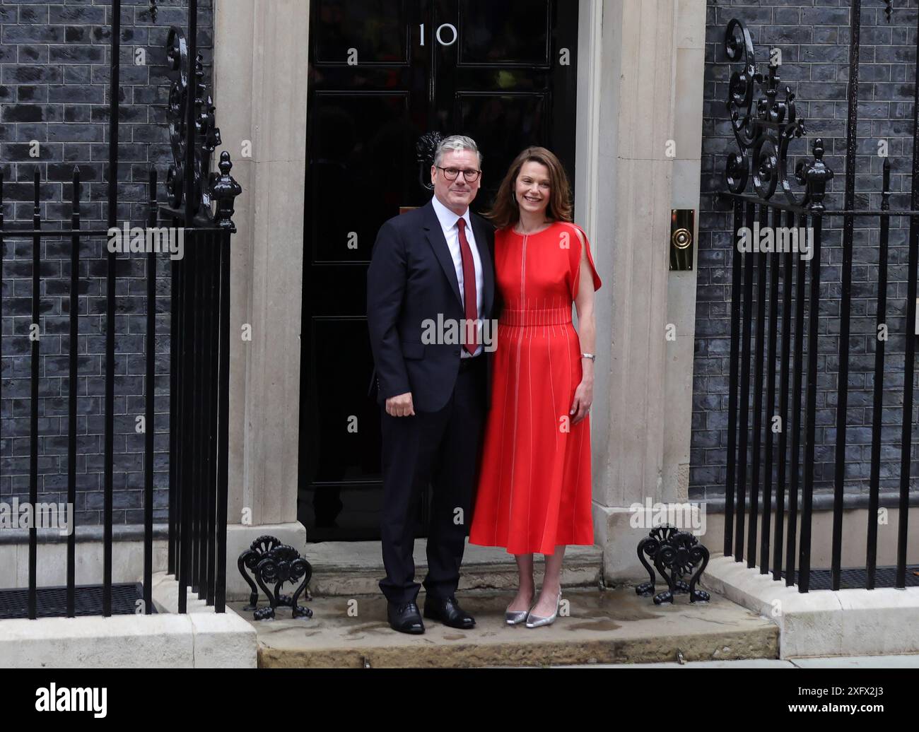 London, Großbritannien. Juli 2024. Der neu ernannte britische Premierminister Sir Keir Starmer und seine Frau Victoria posieren am Freitag, den 05. Juli 2024 auf den Stufen vor der Downing Street 10 in London. Sir Keir Starmer und die Labour Party gewannen eine der größten Mehrheit in der britischen politischen Geschichte. Foto: Hugo Philpott/UPI Credit: UPI/Alamy Live News Stockfoto