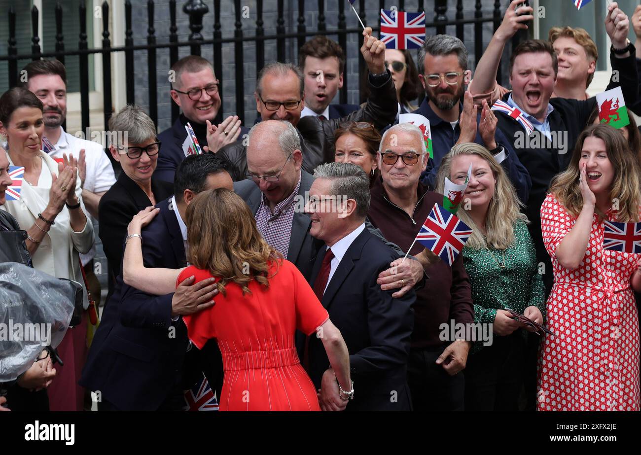 London, Großbritannien. Juli 2024. Der neu ernannte britische Premierminister Sir Keir Starmer und seine Frau Victoria Pose treffen Freunde und Parteiaktivisten vor der Downing Street 10 in London am Freitag, den 05. Juli 2024. Sir Keir Starmer und die Labour Party gewannen eine der größten Mehrheit in der britischen politischen Geschichte. Foto: Hugo Philpott/UPI Credit: UPI/Alamy Live News Stockfoto