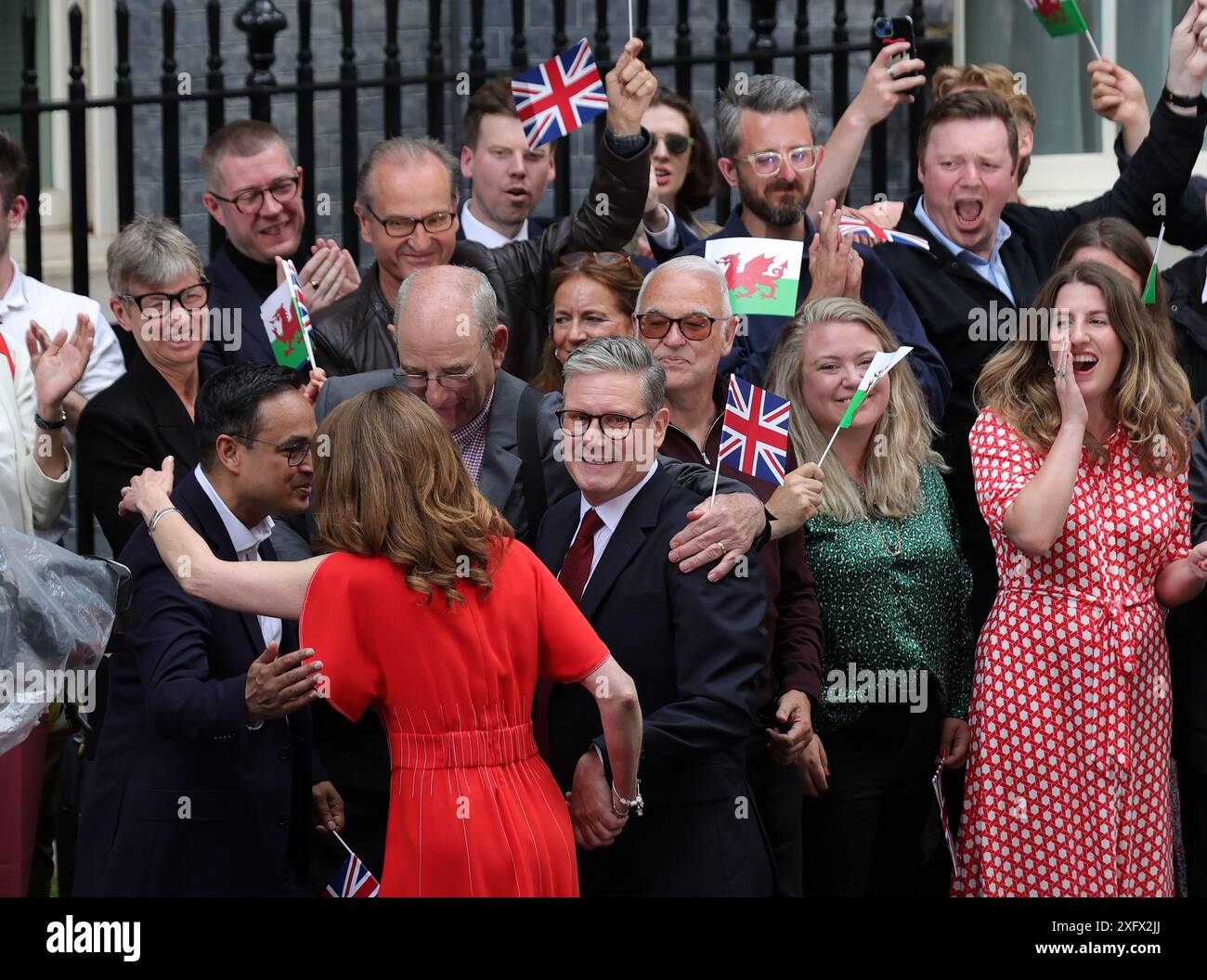 London, Großbritannien. Juli 2024. Der neu ernannte britische Premierminister Sir Keir Starmer und seine Frau Victoria Pose treffen Freunde und Parteiaktivisten vor der Downing Street 10 in London am Freitag, den 05. Juli 2024. Sir Keir Starmer und die Labour Party gewannen eine der größten Mehrheit in der britischen politischen Geschichte. Foto: Hugo Philpott/UPI Credit: UPI/Alamy Live News Stockfoto