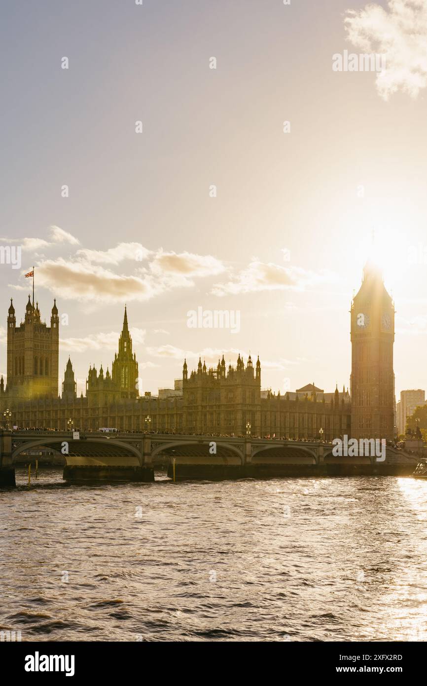 'Big Ben' Elizabeth Tower und die Houses of Parliament in der Abenddämmerung von der anderen Seite der Themse auf dem Queen's Walk, London, England, Großbritannien Stockfoto