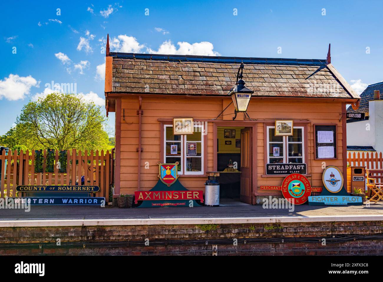 Eine Sammlung nachgebauter Namensschilder für Eisenbahnlokomotiven am Bahnhof Williton an der West Somerset Railway, England, Großbritannien Stockfoto