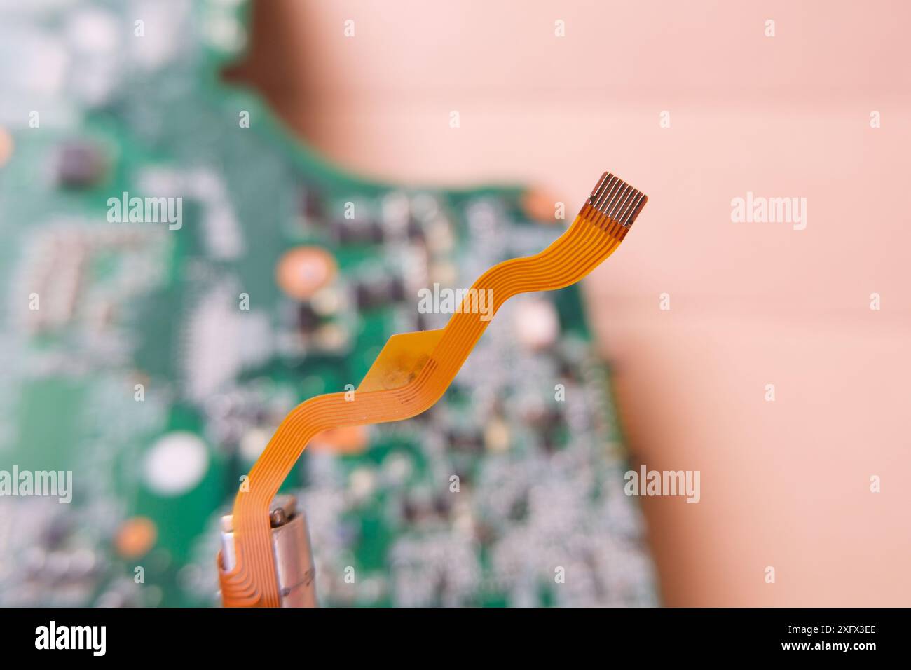 Flexibles Kabel für elektronische Hightech-Geräte. Konzentriert sich auf das Flachkabel. Stockfoto