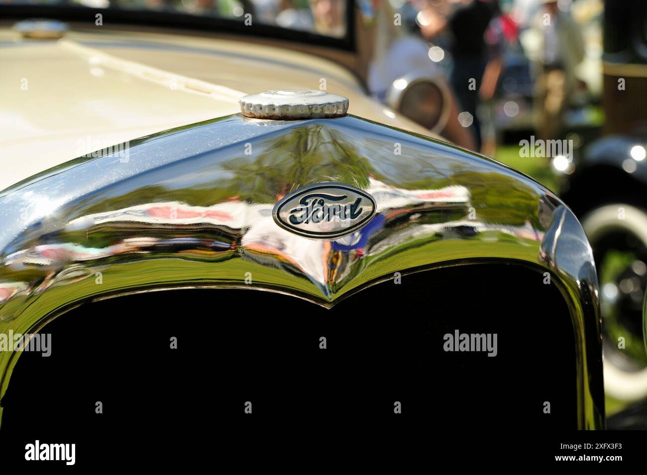 Ford-Schild bei einem Oldtimer-Treffen Stockfoto