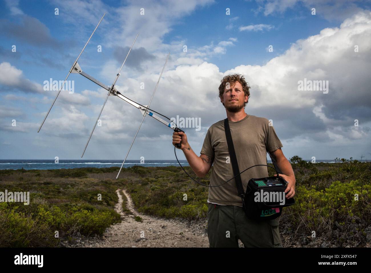 Porträt des Wissenschaftlers Nathan Cooper mit Telemetriegerät. Cat Island, Bahamas. Stockfoto