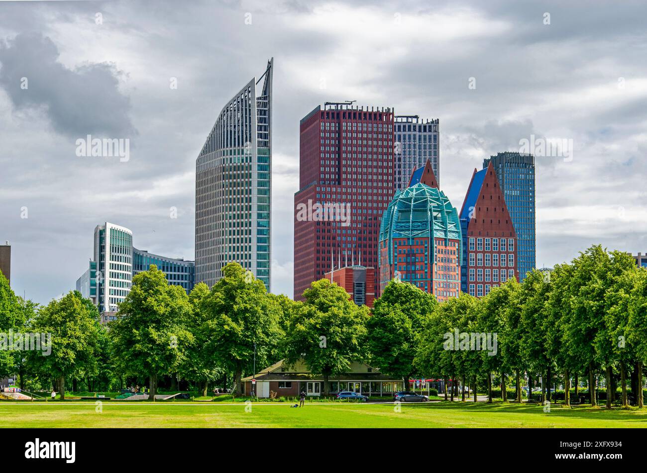 The Haag, Niederlande, 16. Juni 2024: Mehrere moderne Wolkenkratzer mit im Vordergrund befindlichem Malieveld-Park, häufig für Kundgebungen und Konzerte genutzt Stockfoto