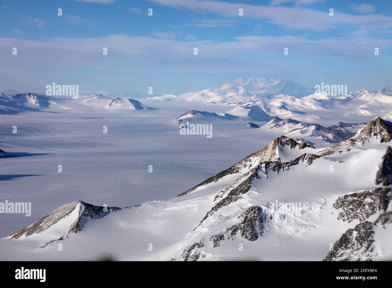 Aus der Vogelperspektive der transantarktischen Berge, auf dem Weg vom Südpol zum Union-Gletscher. Mount Vinson, der höchste Berg der Antarktis im Hintergrund. Stockfoto
