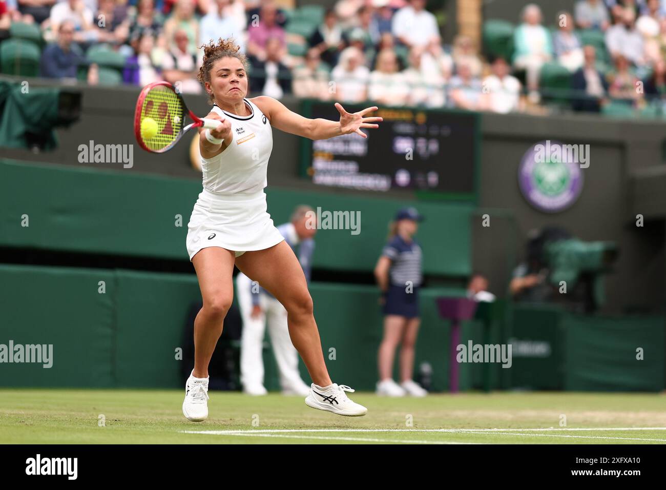 London, Großbritannien. Juli 2024. 5. Juli 2024; All England Lawn Tennis and Croquet Club, London, England; Wimbledon Tennis Tournament, 5. Tag; Jasmine Paolini (ITA) in Aktion während ihres Spiels in der dritten Runde gegen Bianca Andreescu (CAN) Credit: Action Plus Sports Images/Alamy Live News Stockfoto