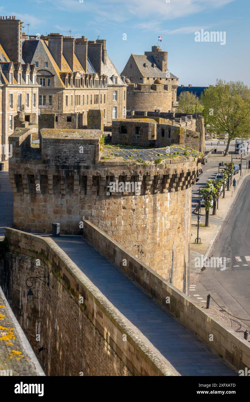 Blick auf den Spaziergang auf die alten Stadtmauern von Saint-Malo, berühmte historische Stadtmauer in Ille-et-Vilaine, Bretagne, Frankreich Stockfoto