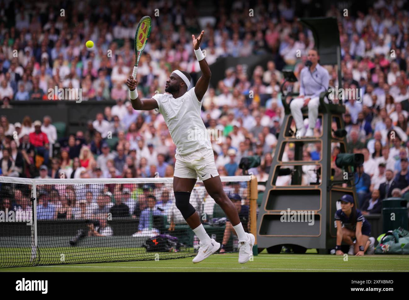 LONDON, ENGLAND - 5. JULI: Frances Tiafoe aus den Vereinigten Staaten spielt 2024 am 5. Juli 2024 im All England Lawn Tennis and Croquet Club in London einen hohen Rückhand-Volley gegen Carlos Alcaraz aus Spanien. MB Media Solutions/Alamy Live News Stockfoto