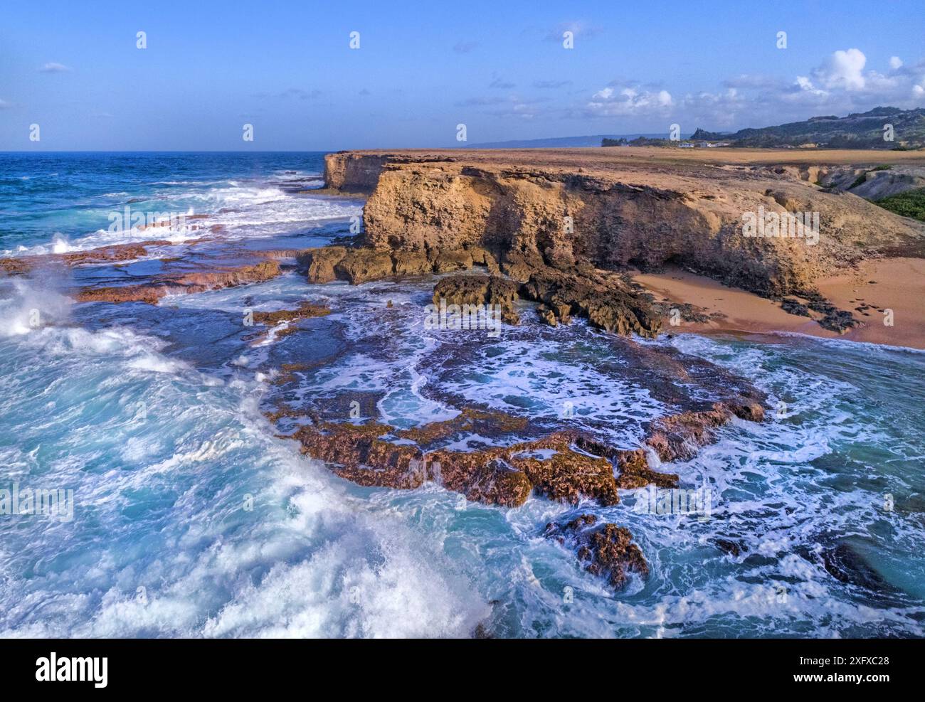 Aus der Vogelperspektive auf Cove Bay an einem stürmischen Tag, nordöstliche Spitze von Barbados. April 2017 Stockfoto