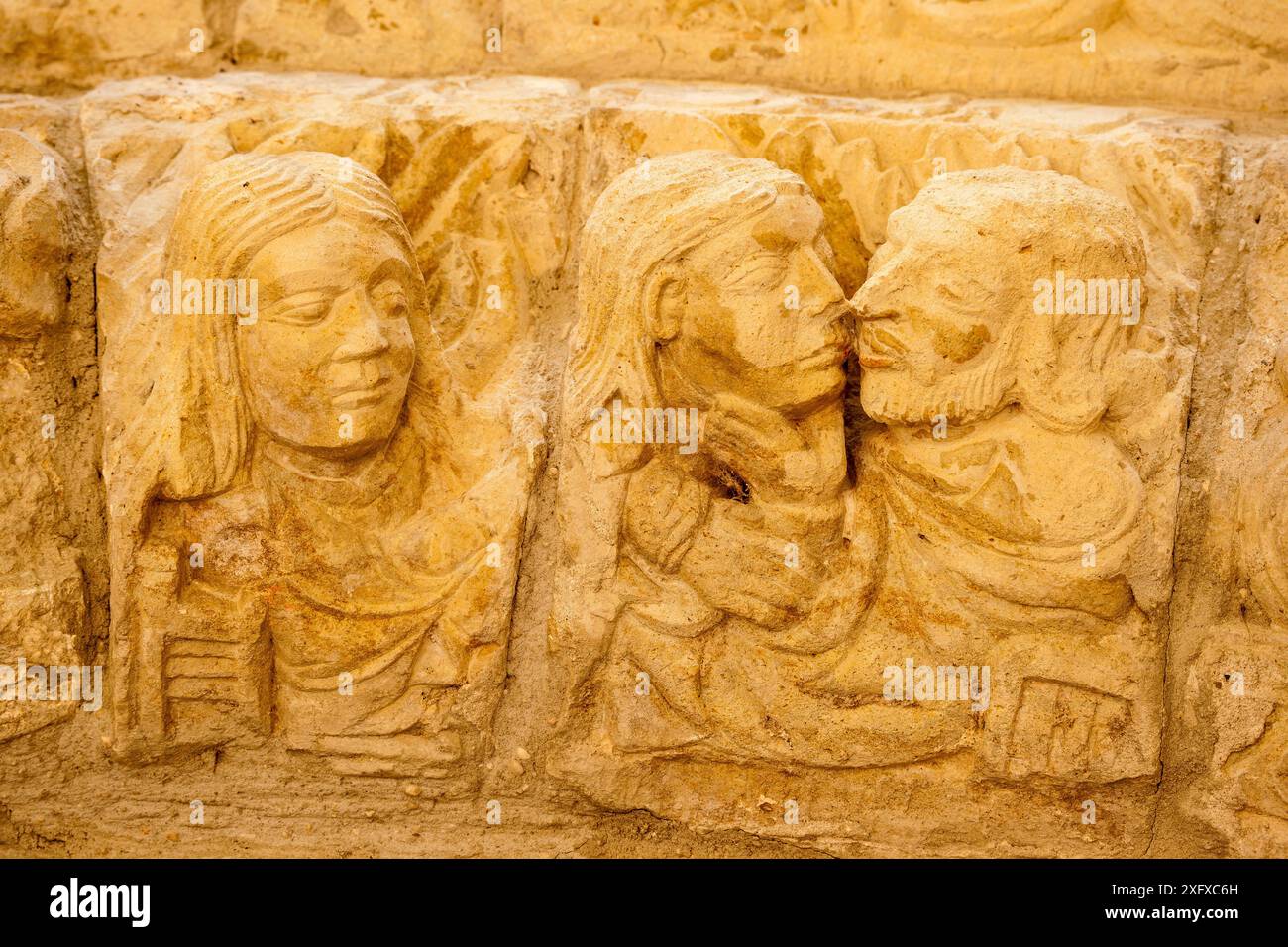 Romanische Reliefs im Kloster Santa María la Real, IX. Jahrhundert. Piasca. Picos de Europa. Kantabrien. Spanien. Stockfoto