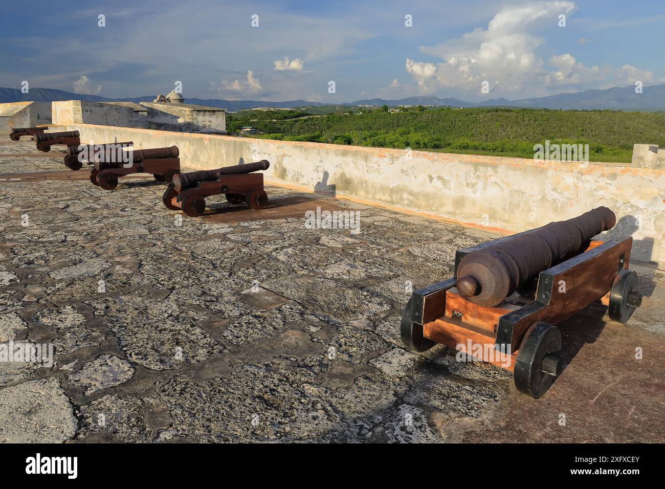 469-rustige antike Kanonen-Batterie auf der Plattform Santisima Trinidad-Holy Trinity, Castillo San Pedro del Morro Castle Nord Bollwerk. Santiago-Kuba- Stockfoto