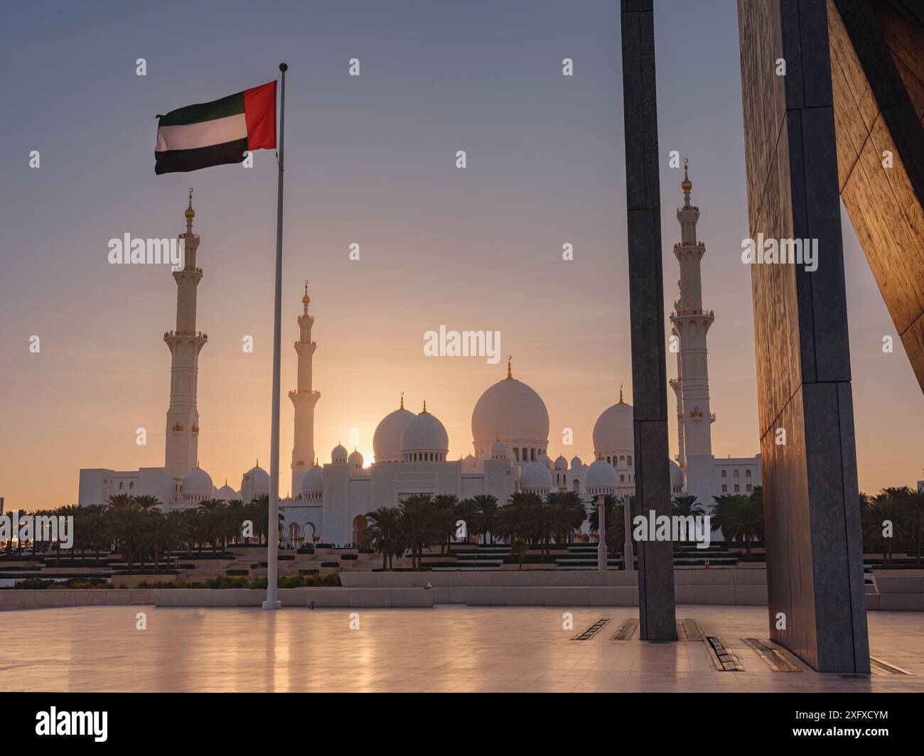 Abu Dhabi, VAE - 14. Januar 2024: Abendblick vom Wahat Al Karama oder Oase der würde. Kriegsdenkmal und Denkmal zum Gedenken an alle Emiratis, die im Dienst in Abu Dhabi getötet wurden Stockfoto