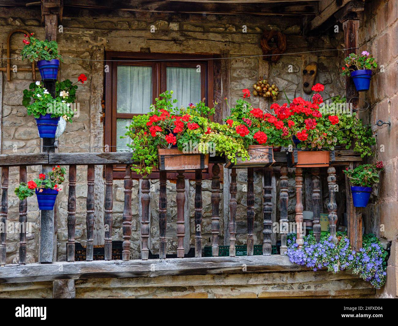 Berghaus des ländlichen Lebensraums, Bárcena Bürgermeister, historische Stätte - künstlerischer Naturpark von Saja-Besaya, Kantabrien, Spanien Stockfoto