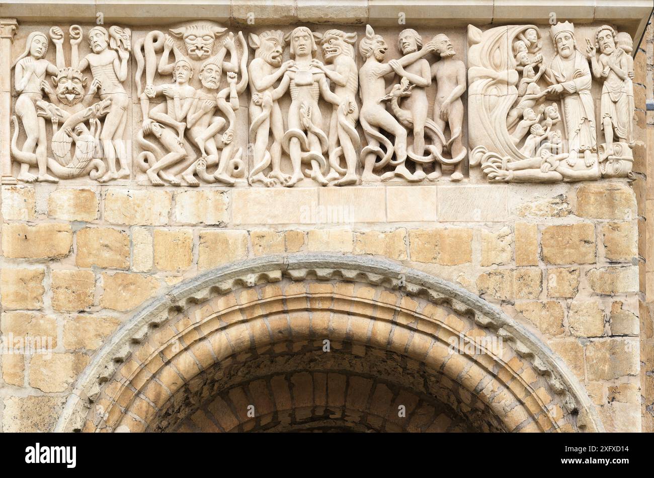 Ein Fries über das Jüngste Gericht, an einer Mauer der mittelalterlichen gotischen Kathedrale in Lincoln, England. Stockfoto