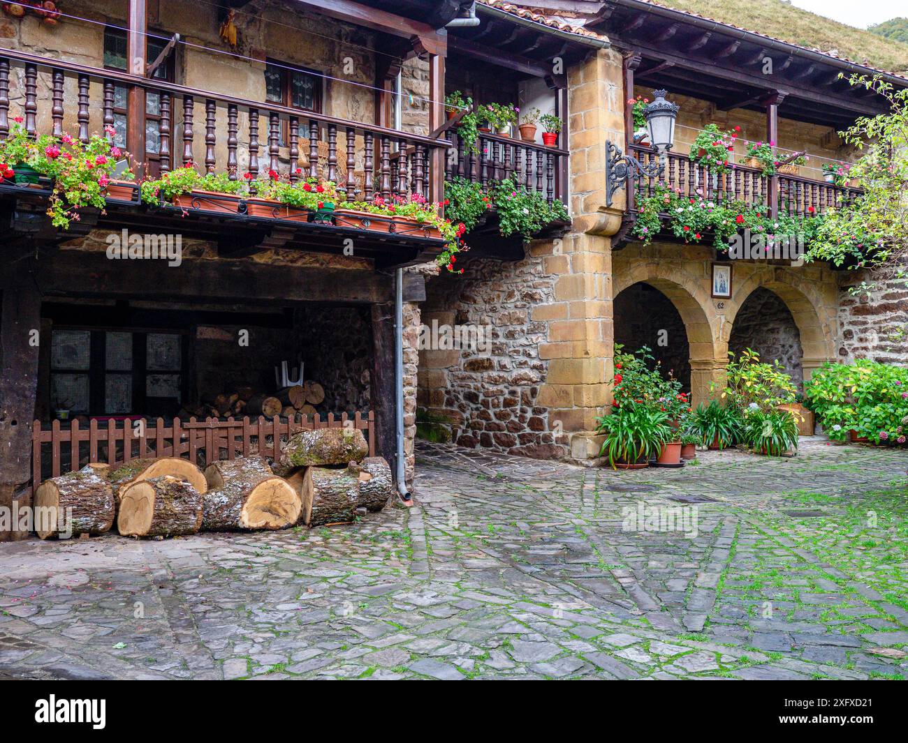 Berghaus des ländlichen Lebensraums, Bárcena Bürgermeister, historische Stätte - künstlerischer Naturpark von Saja-Besaya, Kantabrien, Spanien Stockfoto