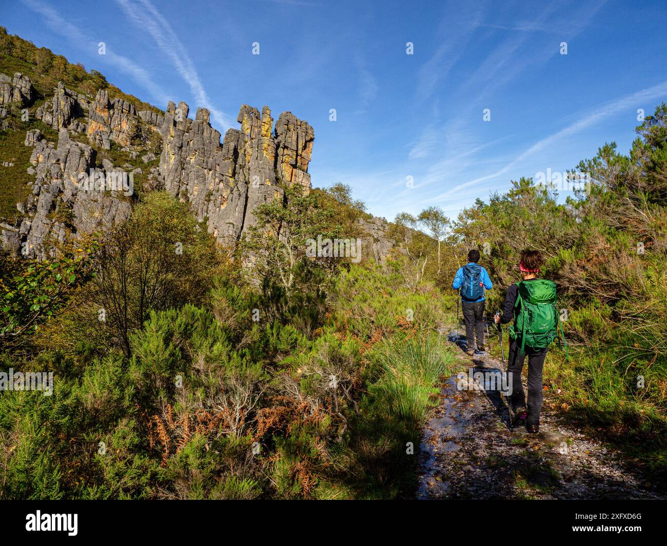 Wanderer vorbei an den Mühlen des Teufels, barranco del Diablo, parque Natural del Saja-Besaya, Kantabrien, Spanien Stockfoto