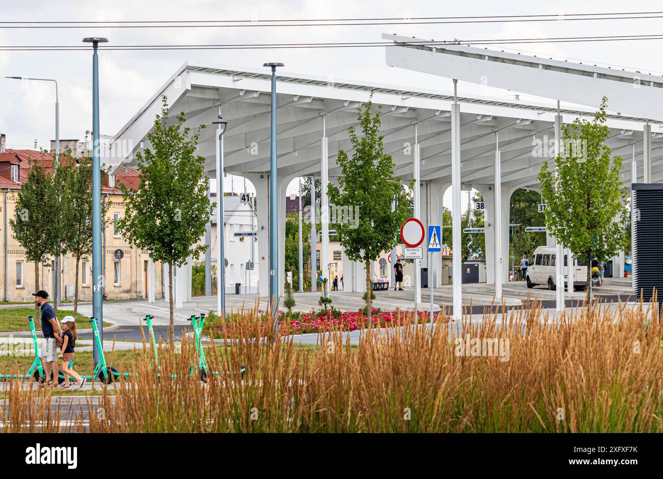 4. Juli 2024 Lublin Polen. Bushaltestelle an einem sonnigen Sommertag. Stockfoto