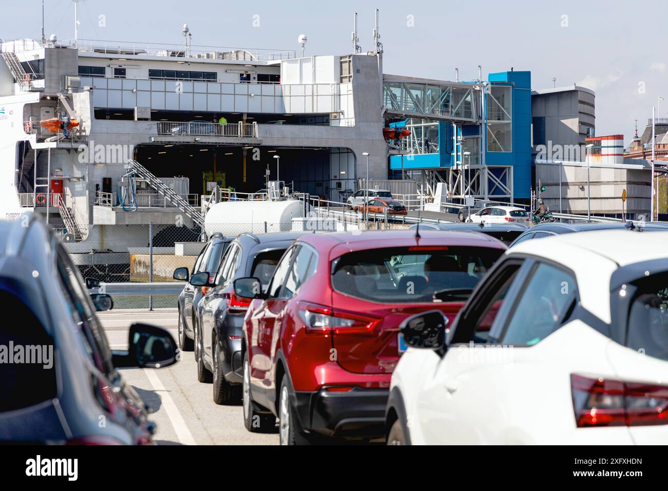 Hafen und Terminal für Passagierfährentransporte in der Stadt Ystad. Eine Reihe von Autos, die auf die Fähre warten. Hochwertige Fotos Stockfoto