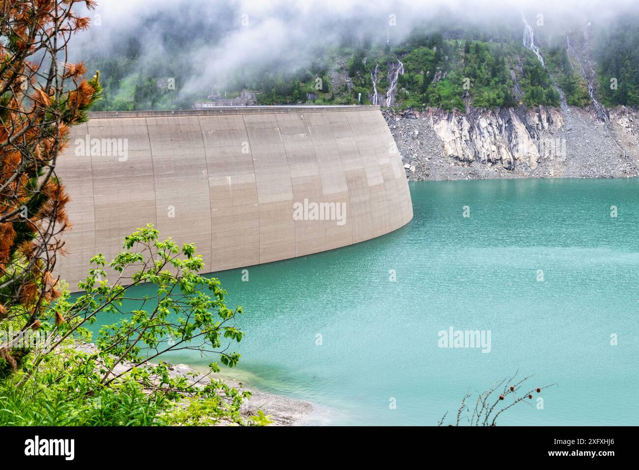 Schlegeis-Stausee in den Zillertaler Alpen in Tirol, Österreich an einem Tag mit sehr niedrigen Wolken. Stockfoto