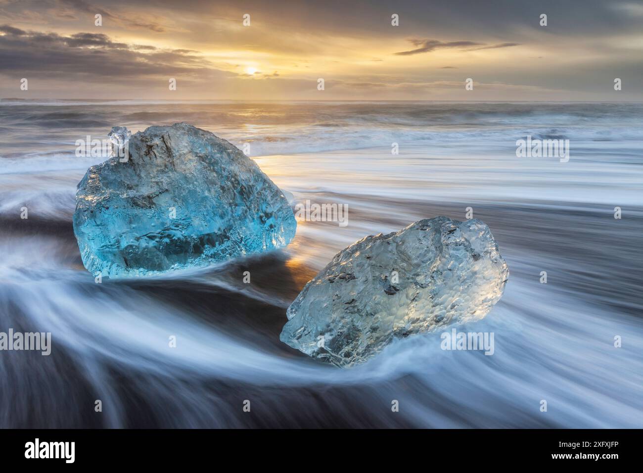 Eisberg am schwarzen Sandstrand in Jokulsarlon, Island, März 2017. Stockfoto