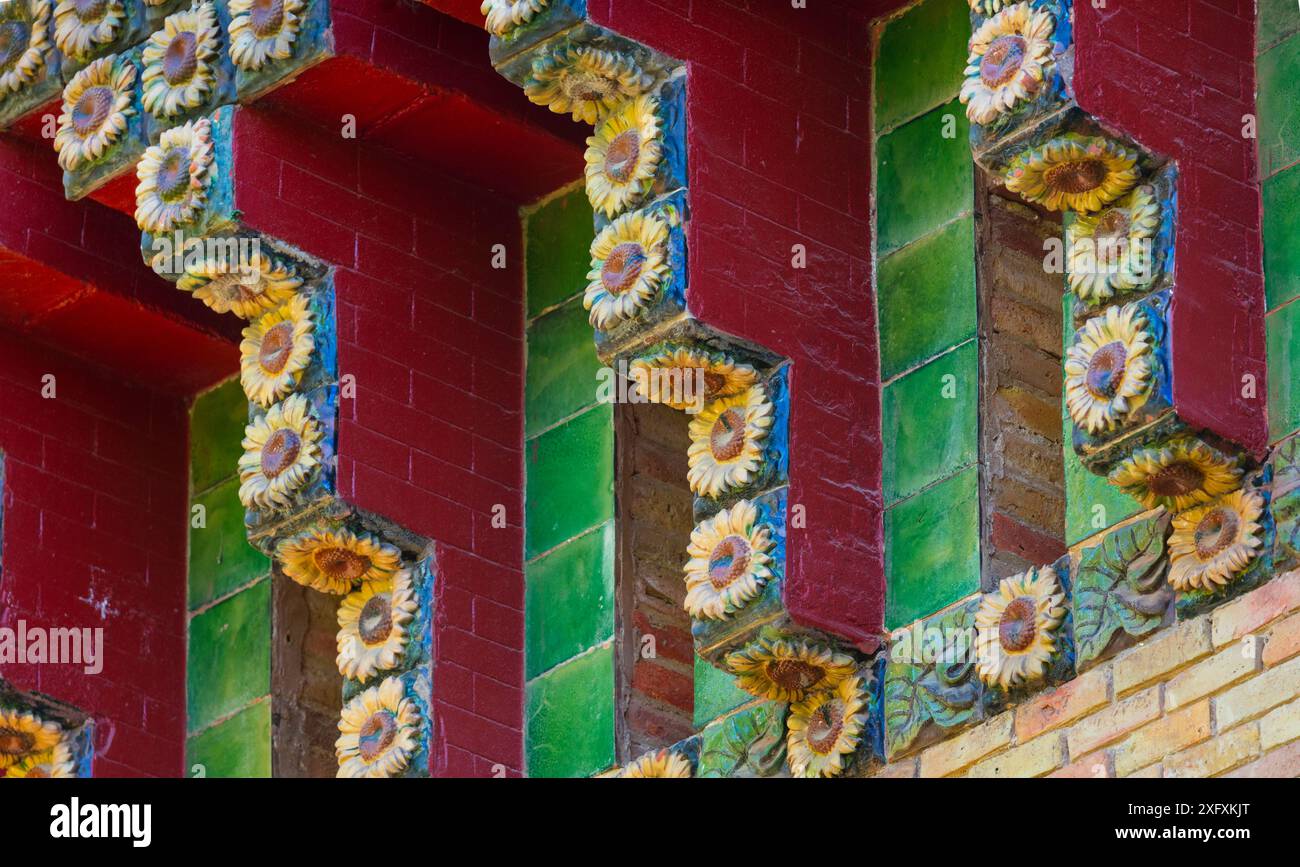 Traufe mit Sonnenblumen dekoriert, Villa El Capricho de Gaudi, entworfen von Antoni Gaudi, erbaut 1883-1885, Comillas, Kantabrien, Spanien. Mai 2018. Stockfoto