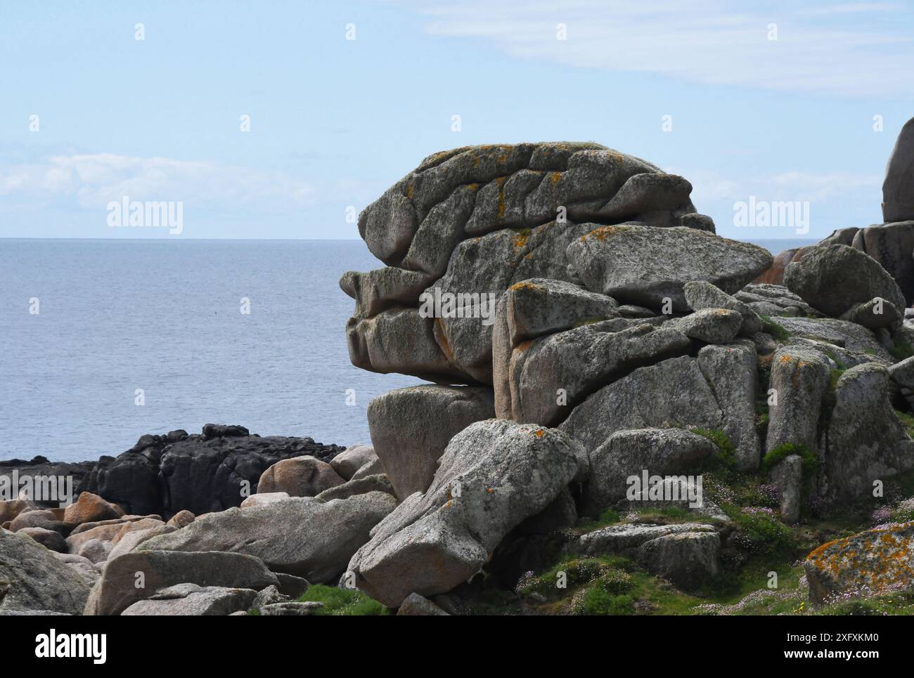 Wind, Regen und Meer erodierte Granitfelsen auf Penninis Head, St Mary's, Isles of Scilly, UK Stockfoto