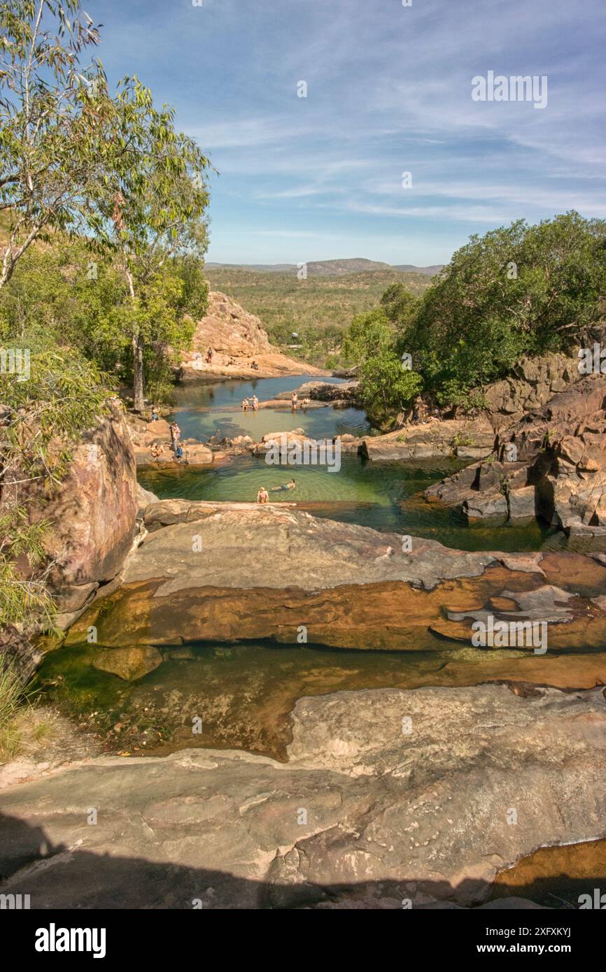 Menschen schwimmen in Süßwasserpools am Waterfall Creek, auf der Spitze der Gunlom Falls. Mary River, Kakadu National Park, Northern Territory, Australien. März 2014. Stockfoto