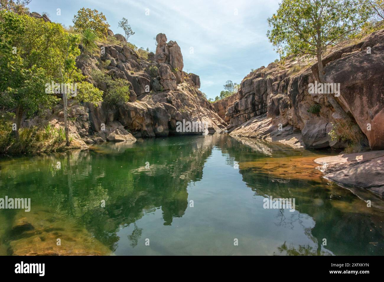 Süßwasserpools am Waterfall Creek, auf der Spitze der Gunlom Falls. Mary River, Kakadu National Park, Northern Territory, Australien. März 2014. Stockfoto