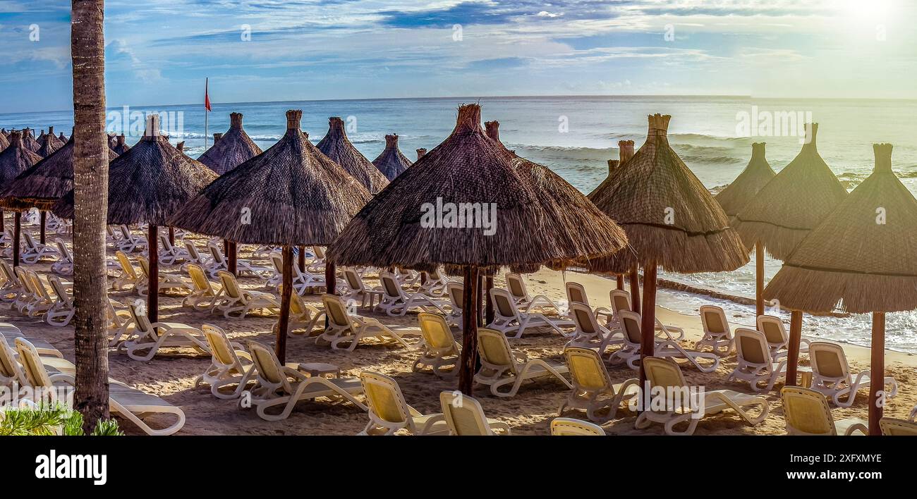 Panoramaschirme mit Strohdach unter der karibischen Sonne an einem weißen und goldenen Sandstrand der Karibik, idealer Ort und Landschaft für Urlaub und Stockfoto