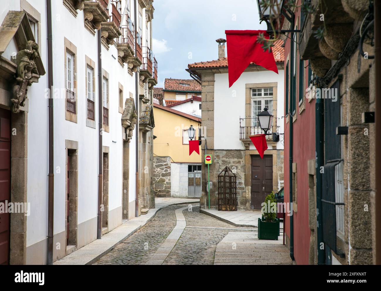 Guimaraes, Portugal - 19. Juni 2024: Historische, enge Straße im mittelalterlichen Guimaraes, der ersten Hauptstadt Portugals Stockfoto