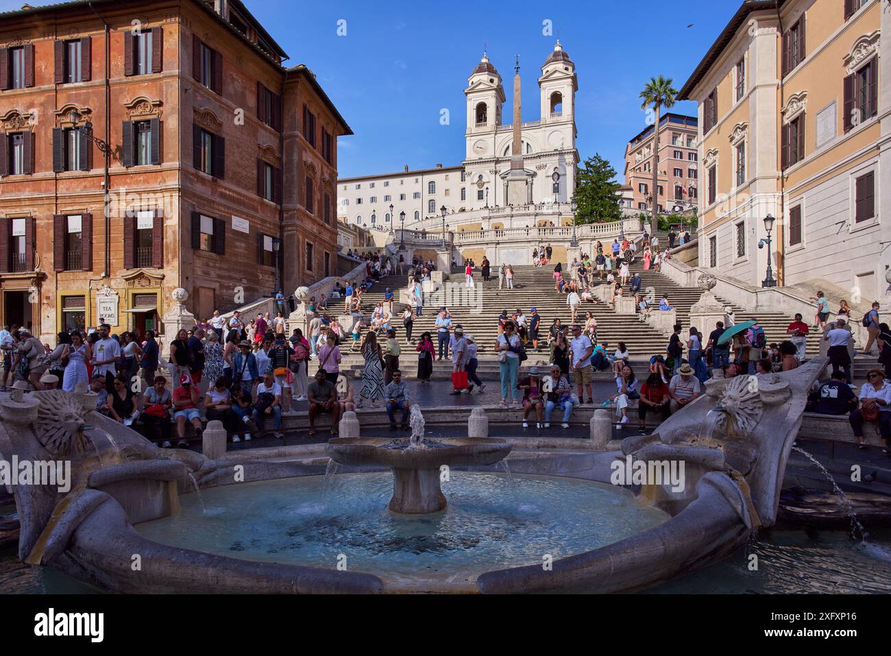 Piazza di Spagna, Fontana della Barcaccia und die Spanische Treppe in Rom, Italien Stockfoto