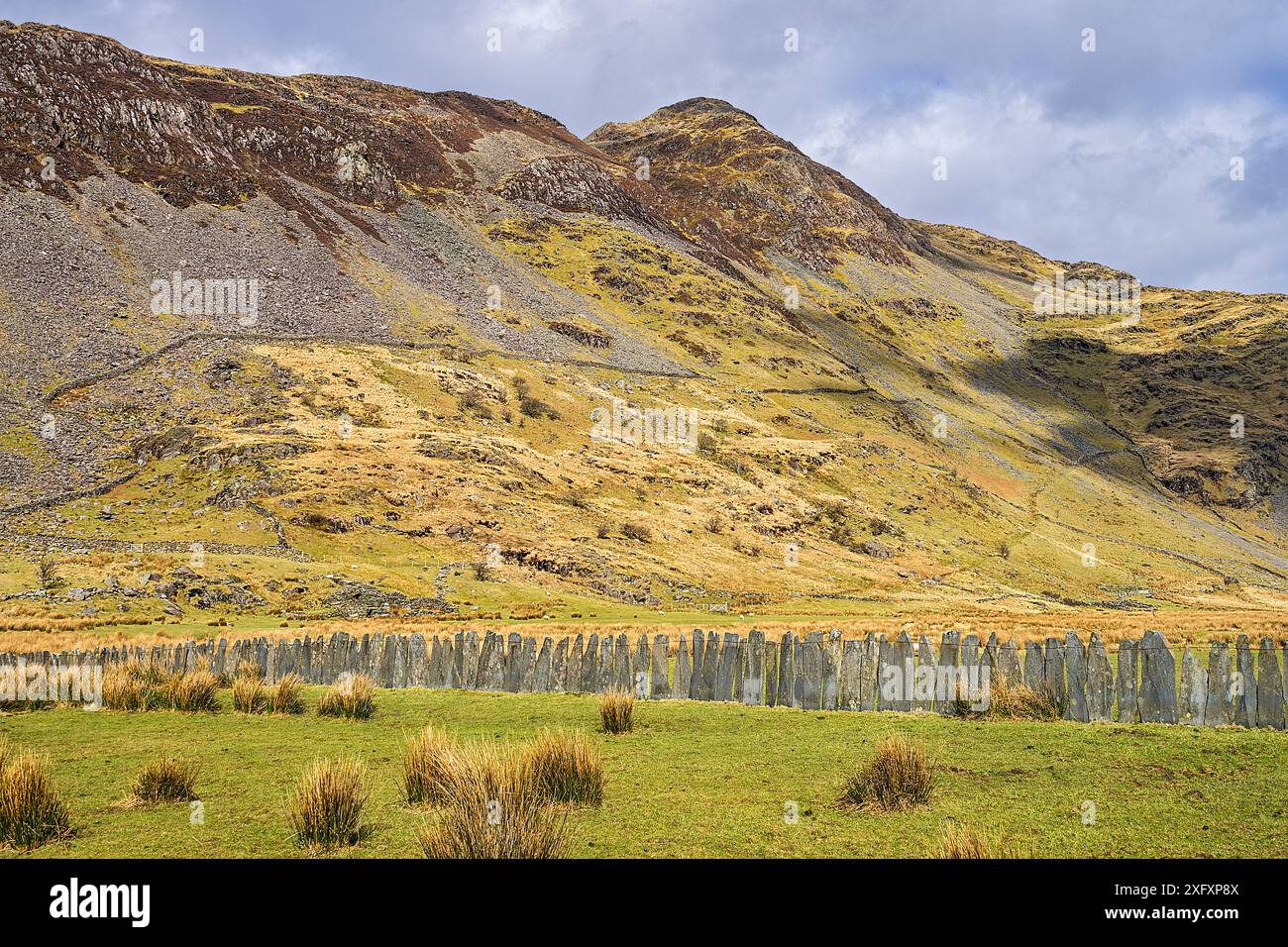 Schieferzaun in Cwm Croesor mit Cnicht Mountain im Hintergrund. Snowdonia-Nationalpark, Gwynedd, Wales, Großbritannien. März 2018. Stockfoto