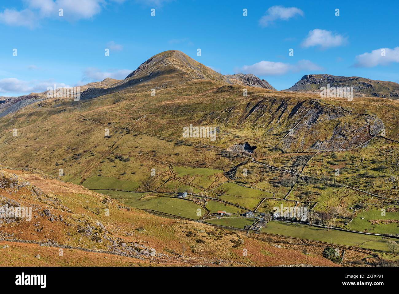 CWM Croesor Valley mit Moelwyn Mawr auf der linken Seite und Moelwyn Bach auf der rechten Seite, Blick vom Hang des Cnicht Mountain. Snowdonia-Nationalpark, Wales, Großbritannien. März 2018. Stockfoto