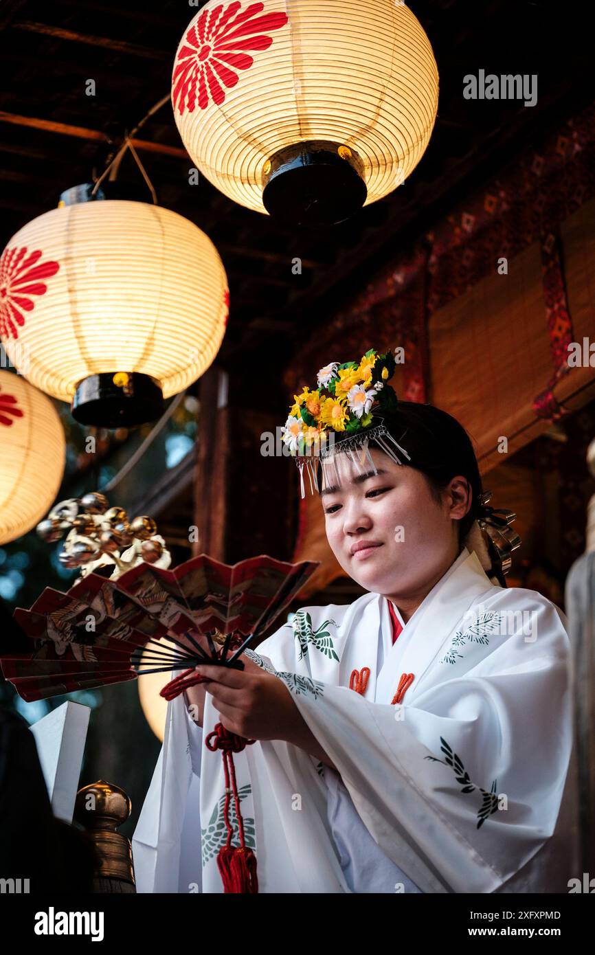 5. JULI 2024: Ein miko, oder Schrein-Jungfrau, führt eine Segenszeremonie während eines Sommerfestes im Kawahara-Schrein in Nagoya, Japan, durch. Die Temperaturen in Nagoya erreichten am Freitag 37,3 Grad Celcius in Nagoya, da eine Hitzewelle einen Großteil des Landes ergriff. Die Japan Meteorological Agency sagte, dass in einigen Teilen des Landes über das Wochenende mit gefährlich hohen Temperaturen gerechnet werden würde. Quelle: Ben Weller/AFLO/Alamy Live News Stockfoto