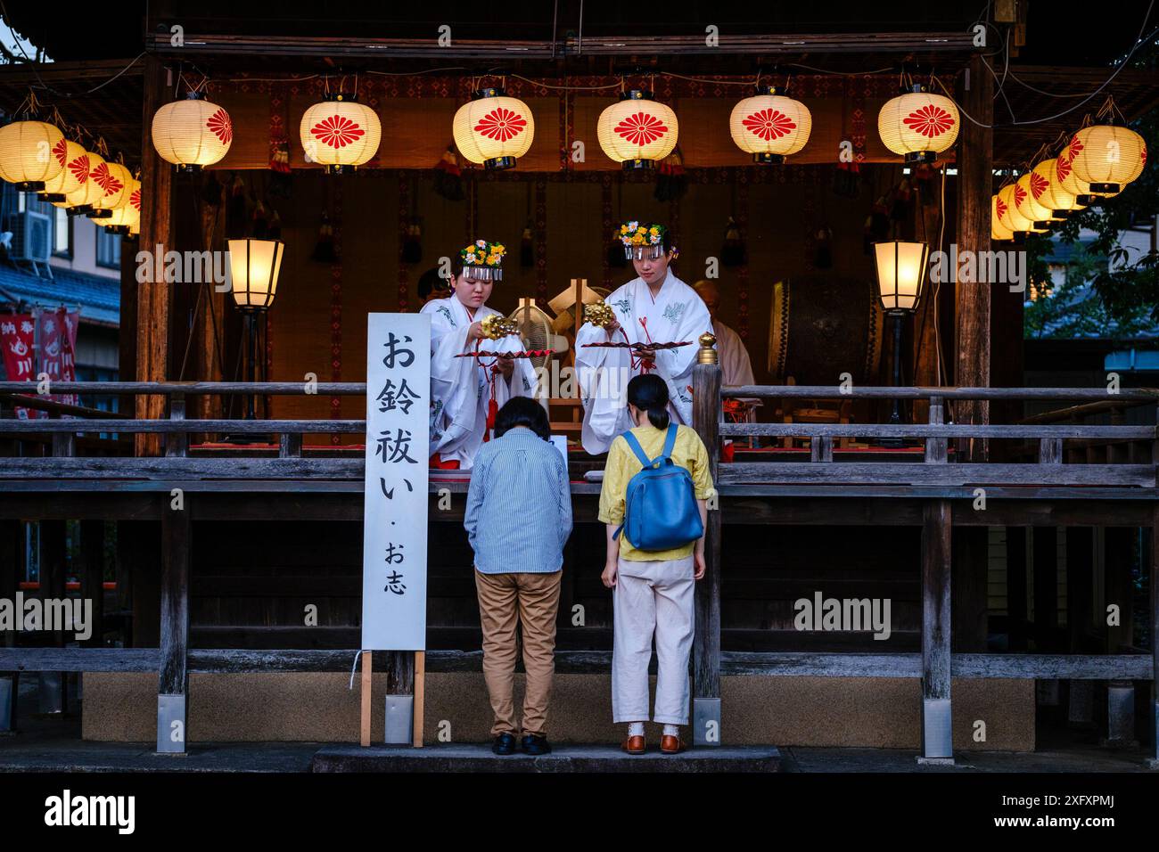 5. JULI 2024: Die Menschen erhalten Segen von Schreinerinnen, bekannt als miko, während einer Zeremonie während eines Sommerfestes im Kawahara-Schrein in Nagoya, Japan. Die Temperaturen in Nagoya erreichten am Freitag 37,3 Grad Celcius in Nagoya, da eine Hitzewelle einen Großteil des Landes ergriff. Die Japan Meteorological Agency sagte, dass in einigen Teilen des Landes über das Wochenende mit gefährlich hohen Temperaturen gerechnet werden würde. Quelle: Ben Weller/AFLO/Alamy Live News Stockfoto